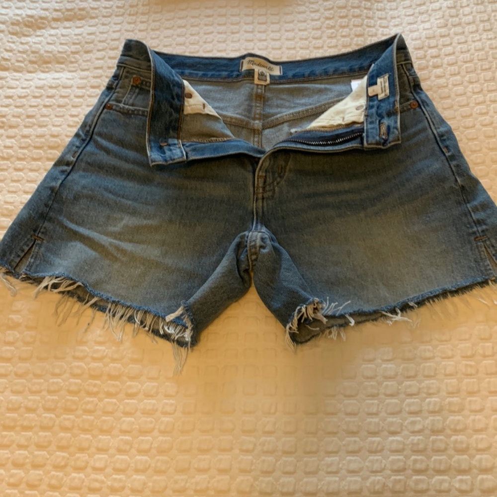 Like new Madewell relaxed fit denim shorts. Size 26. 5” inseam. - Picture 4 of 12